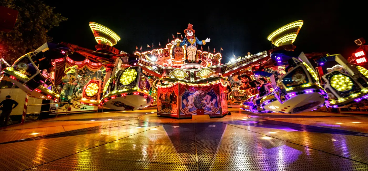 Verlichte kermisattractie in de avond