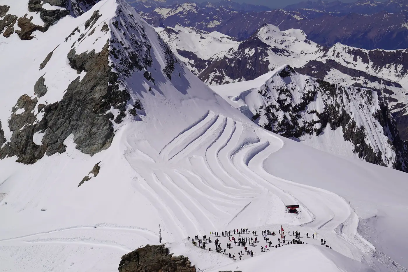 Luchtfoto van een besneeuwde berg met skipistes