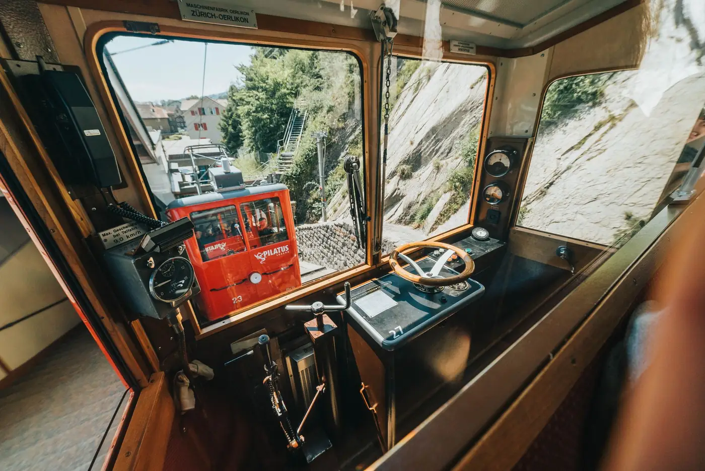 Bedieningspaneel in de cabine van een tandradbaanrijtuig op de Pilatus bij Alpnach
