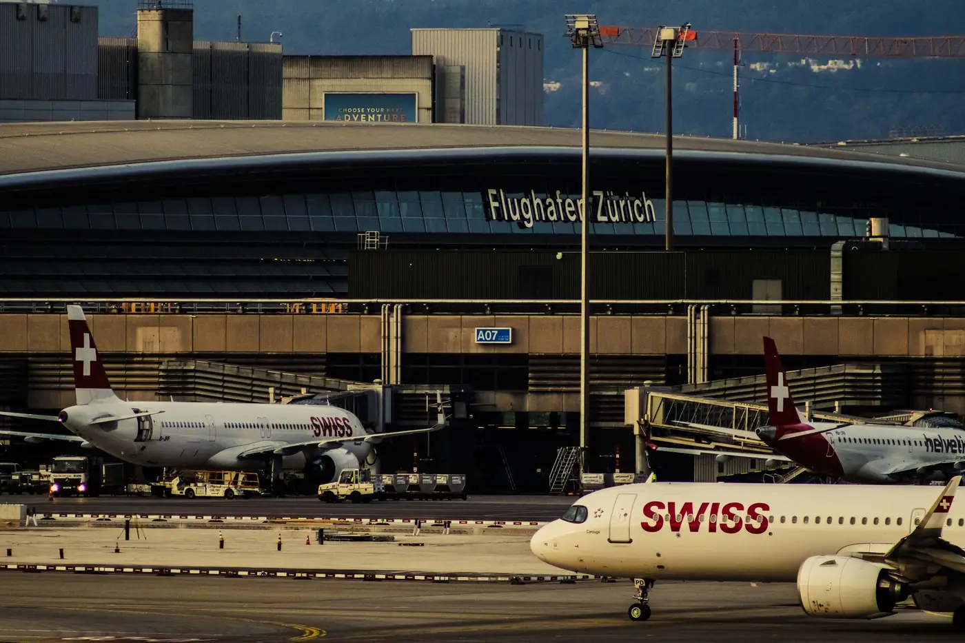 Vliegtuigen van Swiss aan de gate op vliegveld Zürich
