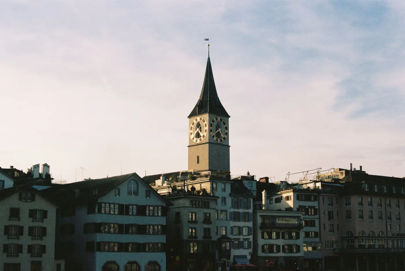 De torenklok van de Sankt-Peterskirche in Zürich bij schemering