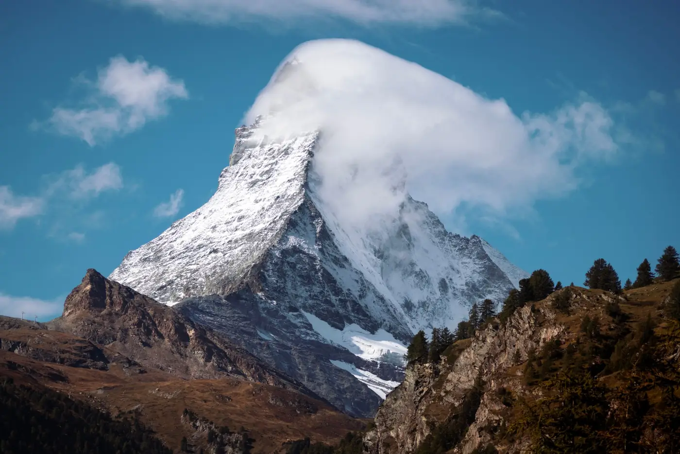 Besneeuwde Matterhorn-piek onder een heldere hemel