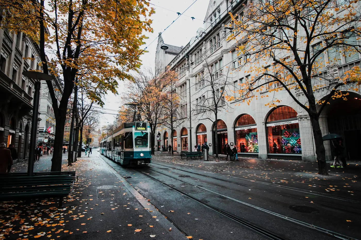 Tram op een straat met herfstbladeren in Zürich