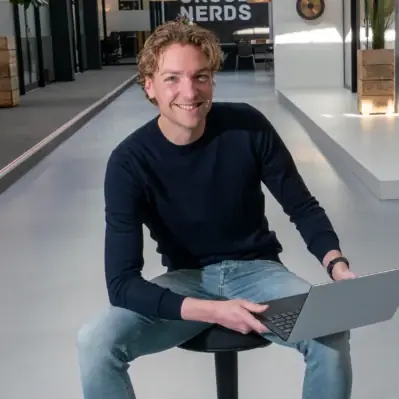 Robin van den Bosch op het kantoor van Travel Nerds